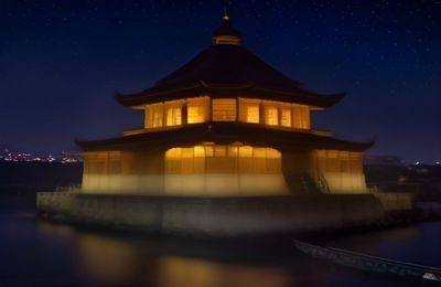 国产手机影像系统实拍样张对比，左侧夜景清晰锐利，右侧白天人像背景虚化自然，展示国产影像实力